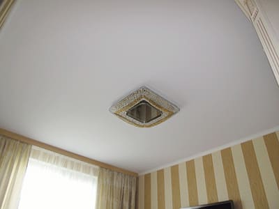 Тканевый потолок в спальне